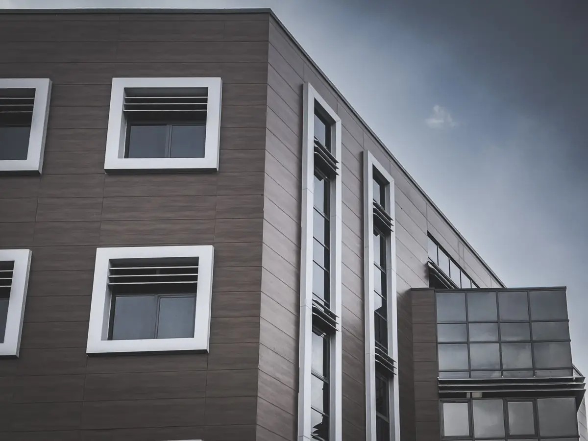 Exclusion des Vices Cachés dans la Vente Immobilière par une SCI : Analyse Juridique de la Qualité de Vendeur Professionnel.